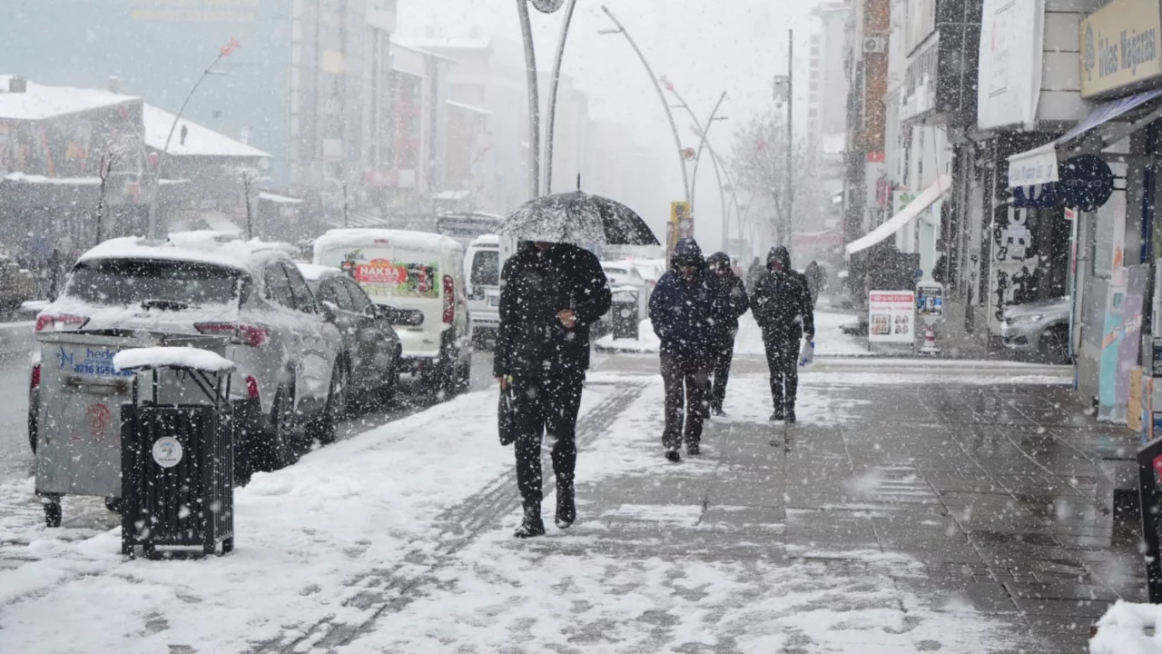Muş'ta 40 köy yolu kapandı, mahsur kalan hasta kurtarıldı