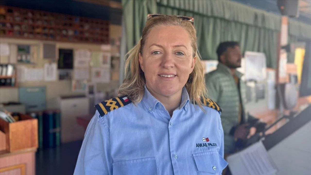 Dev gemiler limanlara Türkiye'nin ilk kadın kılavuz kaptanının desteğiyle yanaşıyor