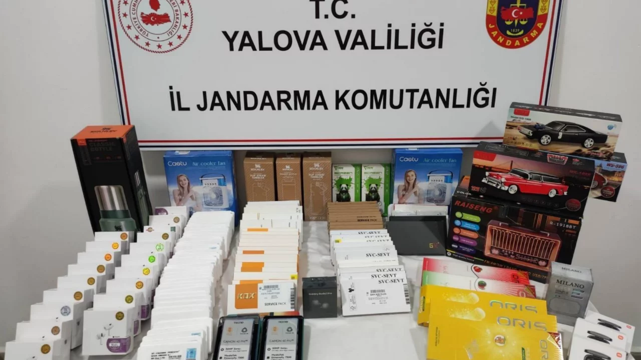 Yalova'da gümrük kaçağı operasyonu! Ev ve araçlardan elektronik eşya fışkırdı..
