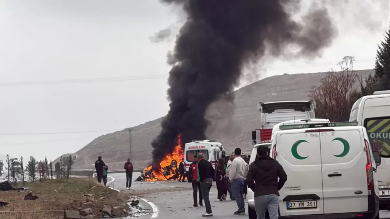 Batman-Mardin kara yolunda otomobil ref&uuml;je &ccedil;arptı, alev aldı: 2 yaralı