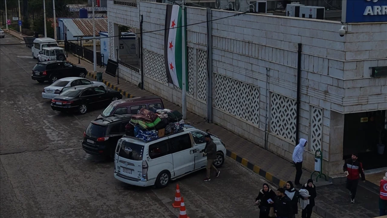 İç savaştan kaçarak Lübnan'a sığınan Suriyelilerin İsrail saldırıları sonrası ülkelerine dönüşü sürüyor