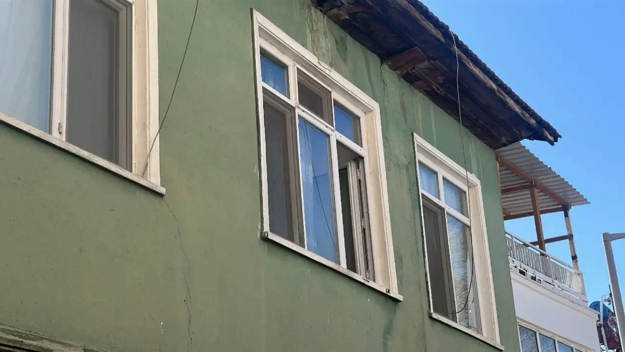 Açık camdan şüphelendiler, yaşlı kadının öldüğü ortaya çıktı! 