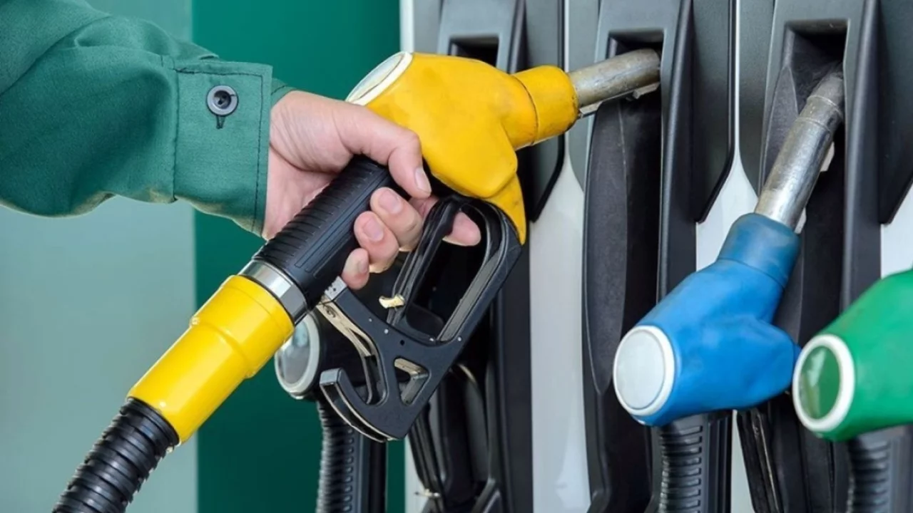 Akaryakıtta zam yağmuru! Benzine ve motorine çifte darbe