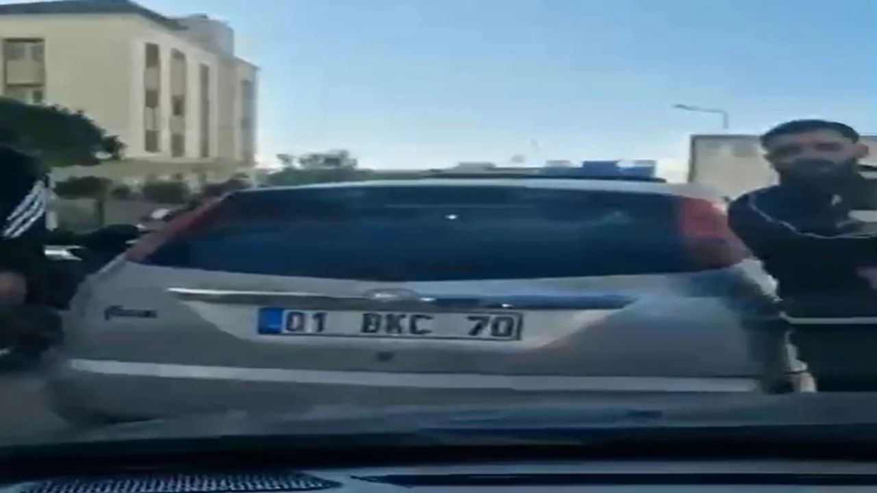 Adana'da trafikte dehşet! Tartıştıkları sürücüye kabusu yaşattılar 