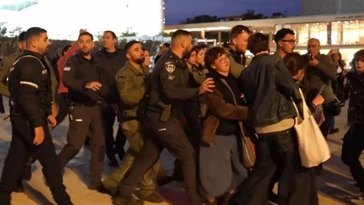 Tel Aviv'de savaş karşıtı protestoya polis müdahalesi 