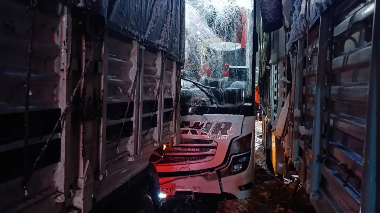 Otob&uuml;s tıra arkadan &ccedil;arptı: 8 yaralı