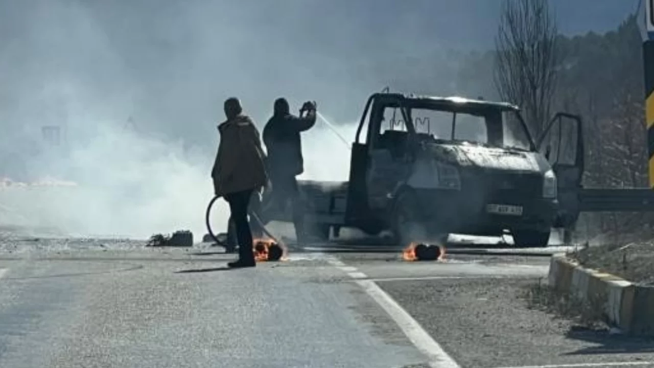 Seyir halindeki kamyonet alev alev yandı