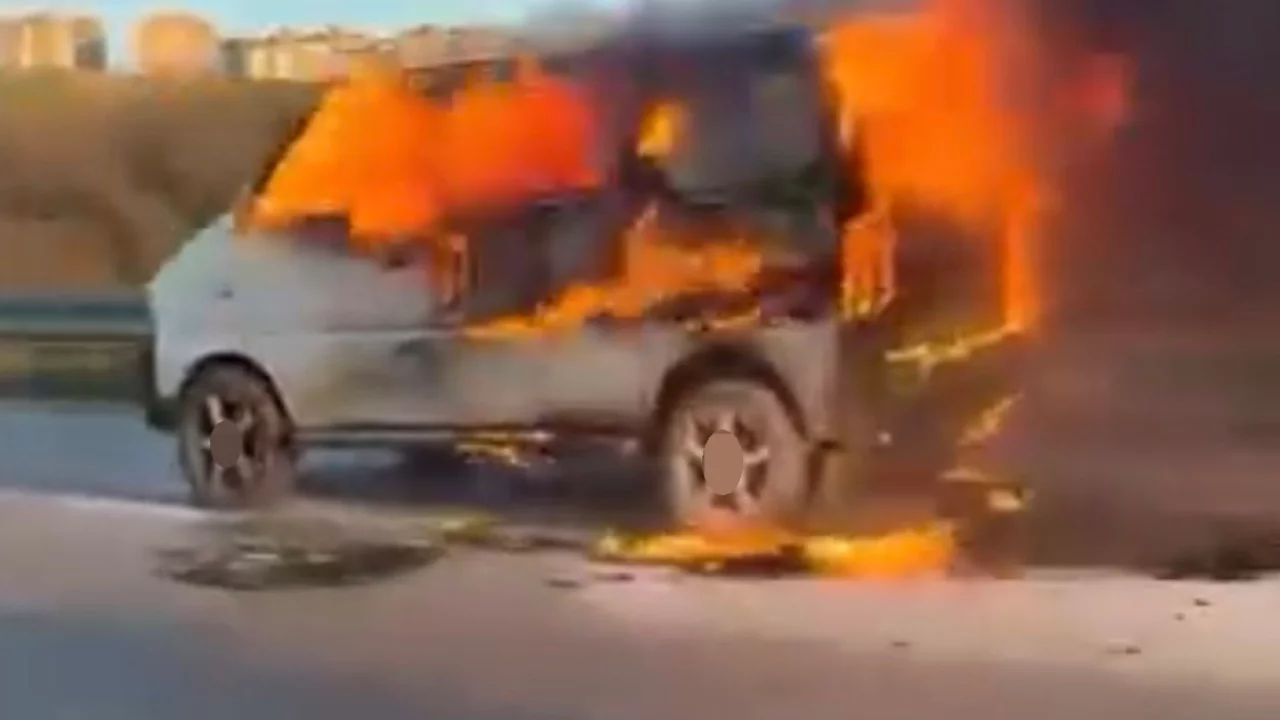 Bursa'da hafif ticari araç alev aldı