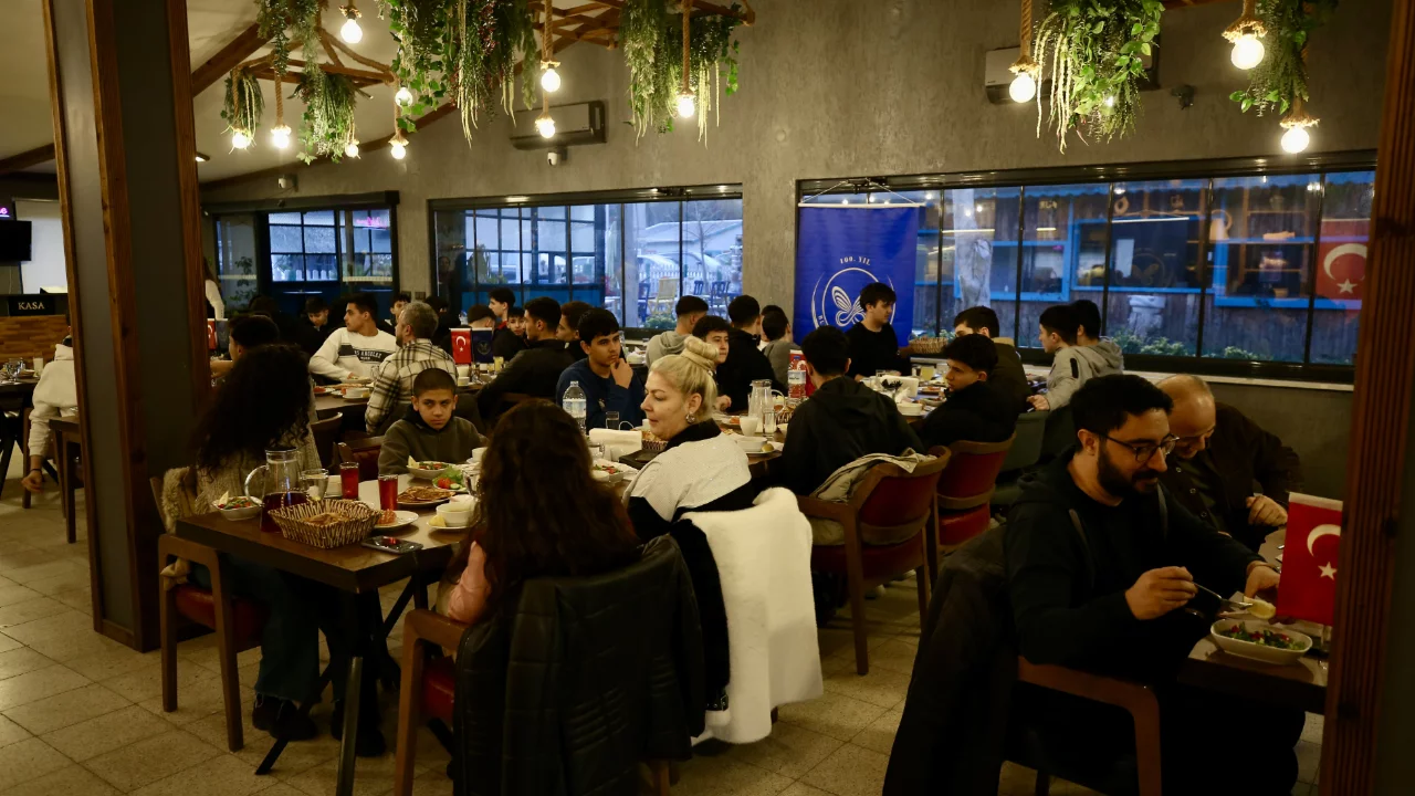 Bursa Hamidiye Lisesi öğrencileri tarladan tabağa doğal iftar sofraları hazırlıyor