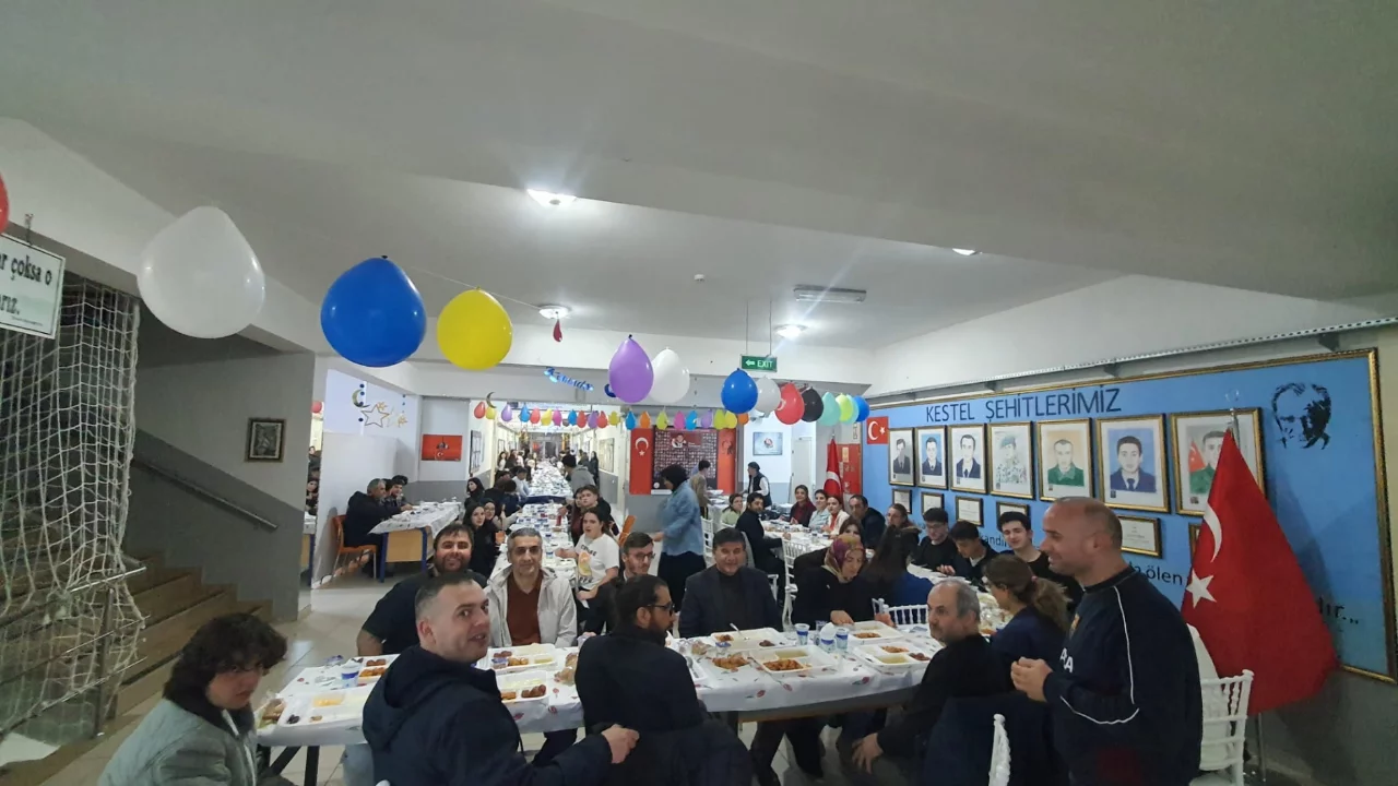 Kestel Hasan Aslanoba Anadolu Lisesi öğrencileri öğretmenleriyle iftar yaptı