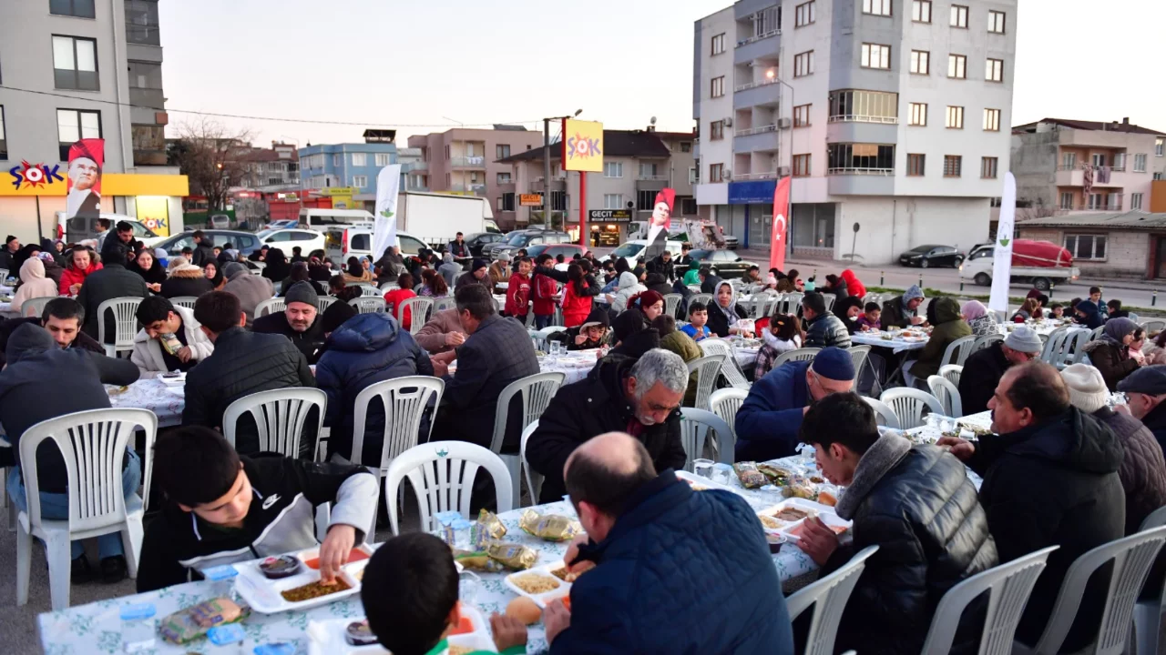 Osmangazi'de Gönül Sofraları Geçit Mahallesi'nde kuruldu