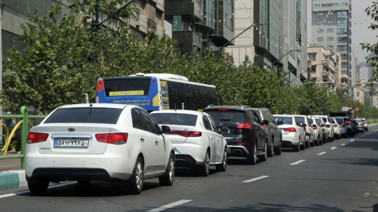 İran'da benzin istasyonlarında kuyruk oluştu