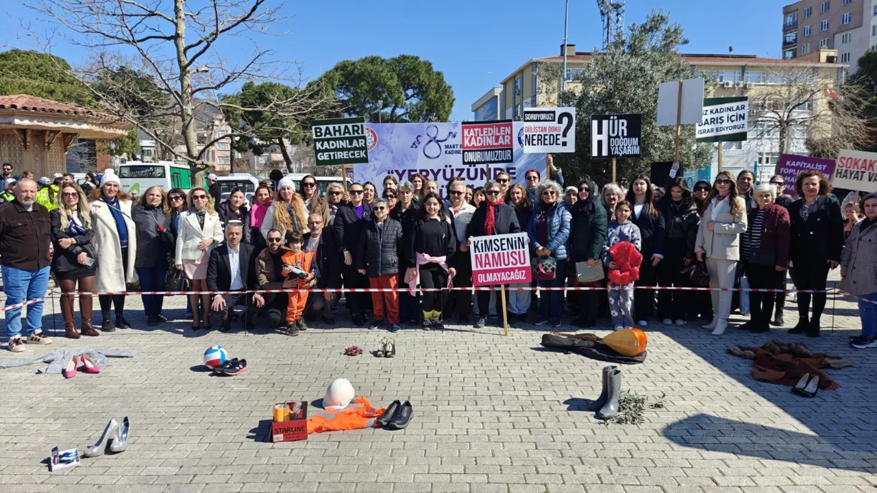 Bursa'da kadınlar dayanışma için meydanda buluştu
