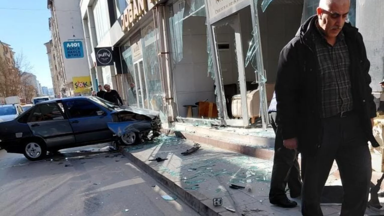 Otomobil mobilya mağazasına girdi