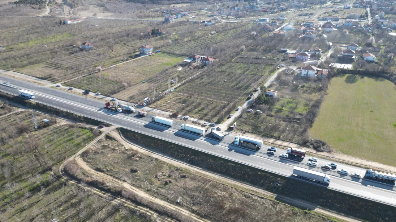 Tır yolcu minibüsüne çarptı: 11 yaralı