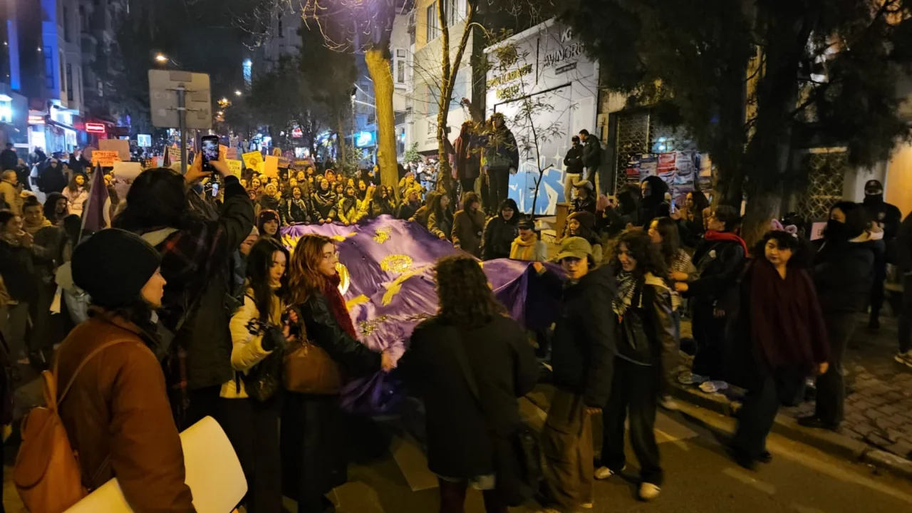 Yasak dinlemeyen 5 g&ouml;sterici g&ouml;zaltına alındı