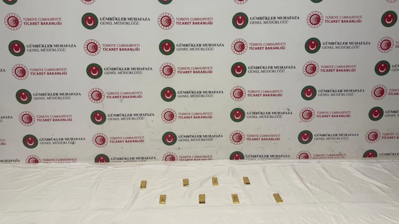 Tırda yapılan aramada, yaklaşık 14.6 milyon liralık altın ele ge&ccedil;irildi