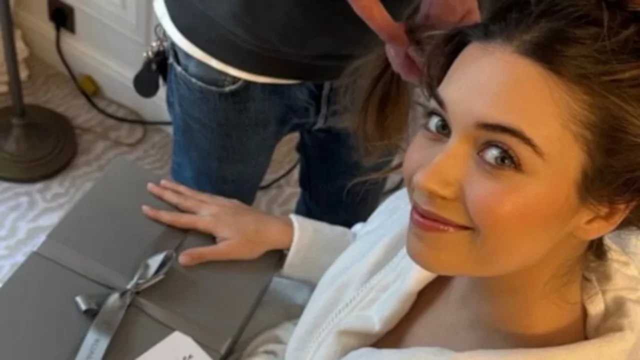 A.B.İ'nin Çağla'sı Afra Saraçoğlu'nun Paris çıkarması!