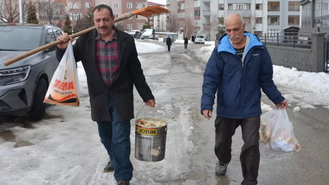 10 yıldır 'Allah'ın misafiri' dedikleri kuşları yemliyorlar