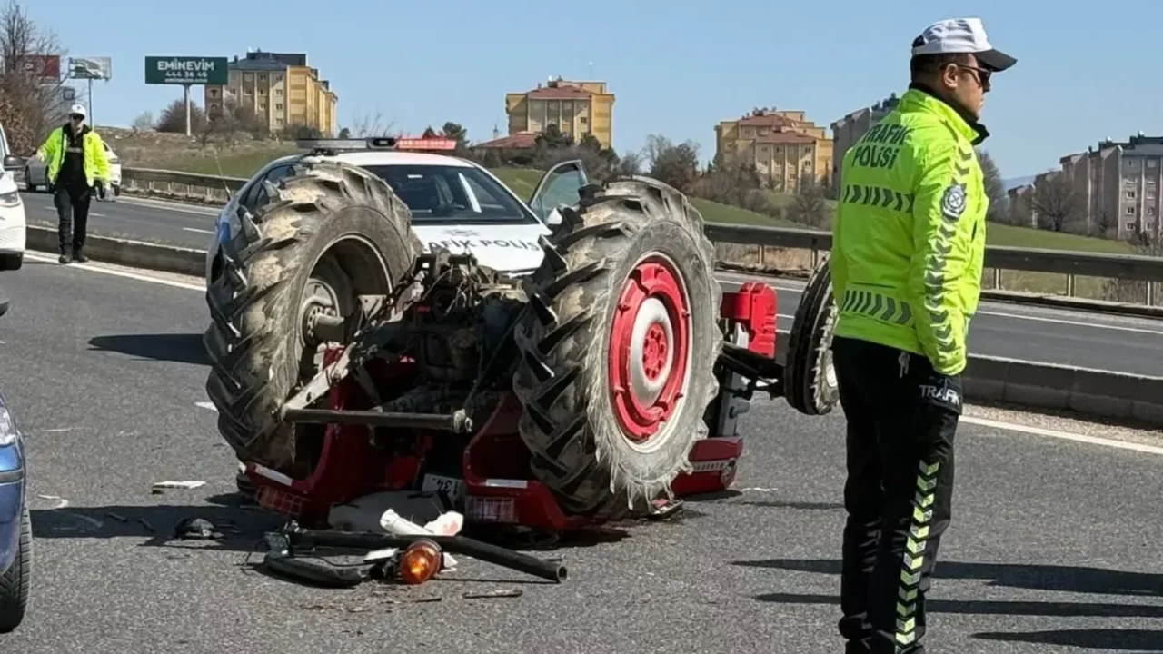 Ahşap elektrik direği taşıyan traktör devrildi: 1 ölü