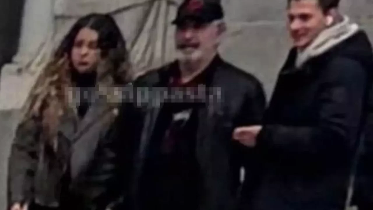  Cem Yılmaz Madrid Havalimanı'nda yeni sevgilisiyle görüntülendi 