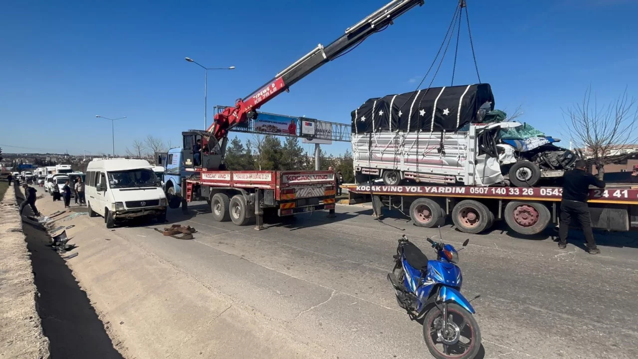 Gaziantep'te minibüs ile kamyonet çarpıştı: 4 yaralı