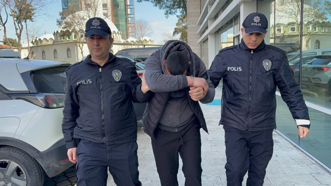 Polislere saldırıp polis aracına zarar veren alkoll&uuml; şahıs tutuklandı