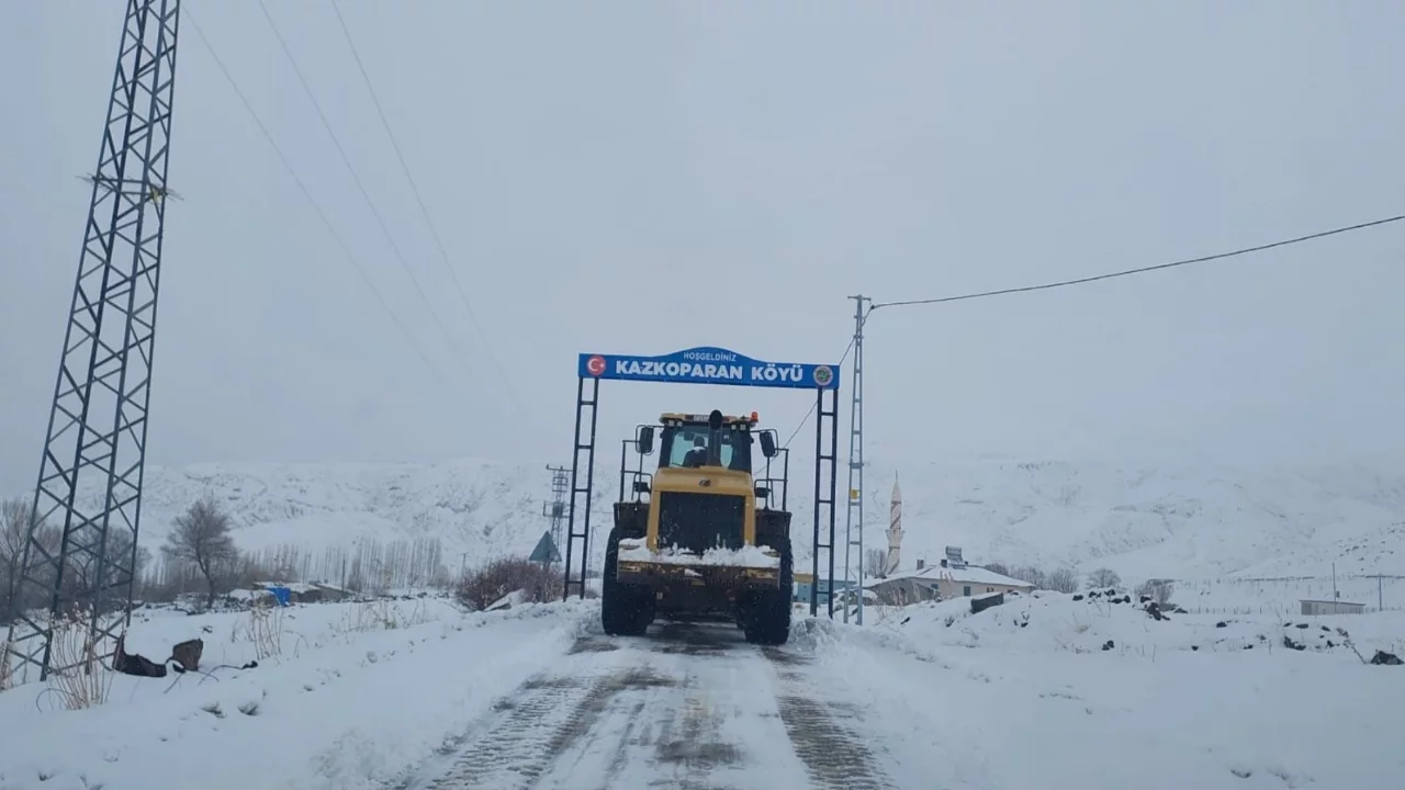 Iğdır'da karla m&uuml;cadelede başarı: Kapalı k&ouml;y yolu kalmadı