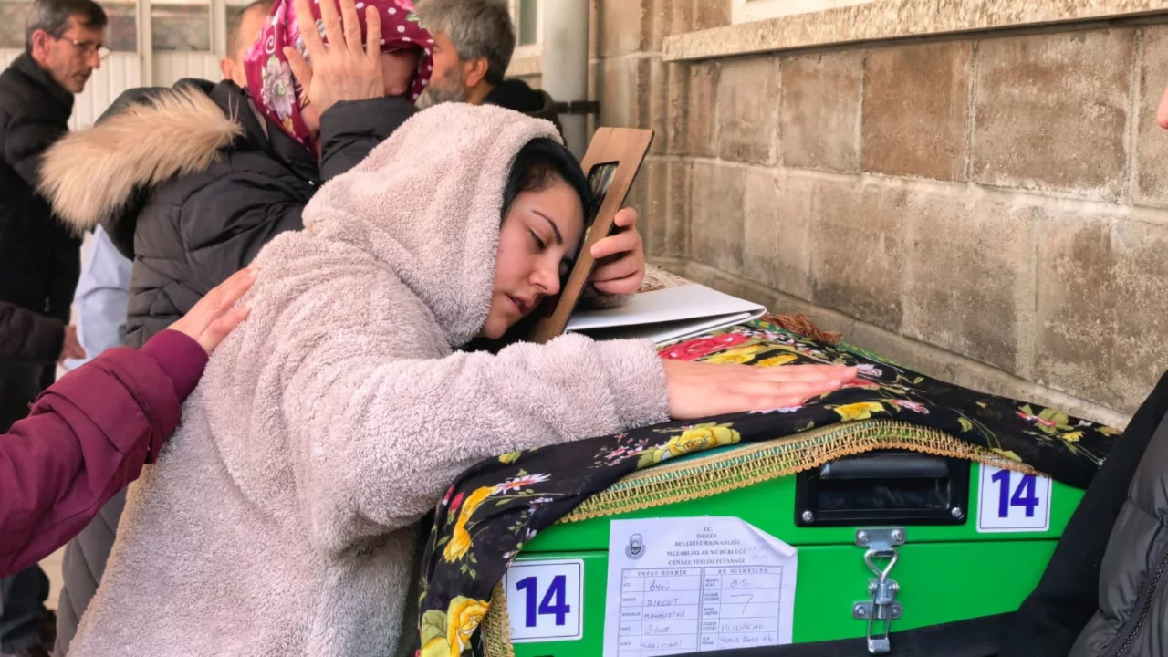 Bursa'da yürek dağlayan veda! Kızının tabutundan ayrılmadı