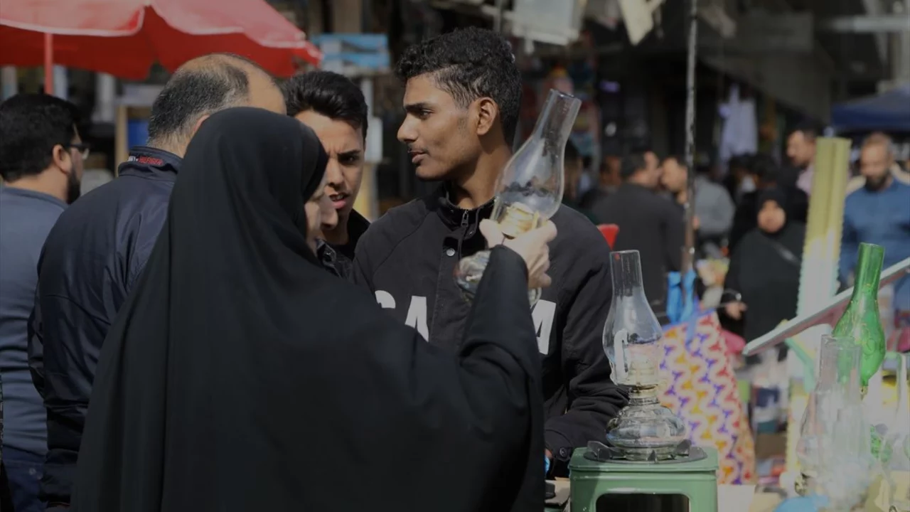 Irak'ta artan elektrik kesintileri nedeniyle halk "lale" lambalarına yöneldi
