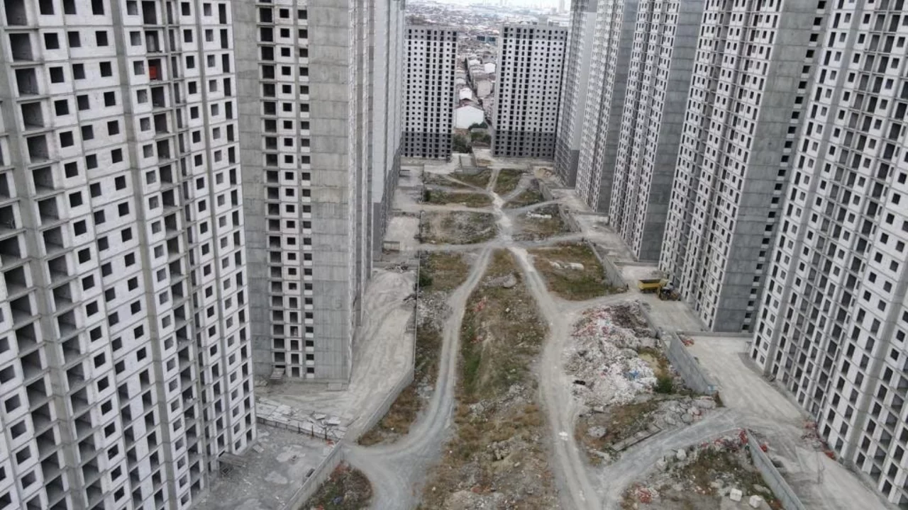 Hayalet gökdelenlerin sessiz çöküşü! Dev inşaat firması resmen iflas etti...