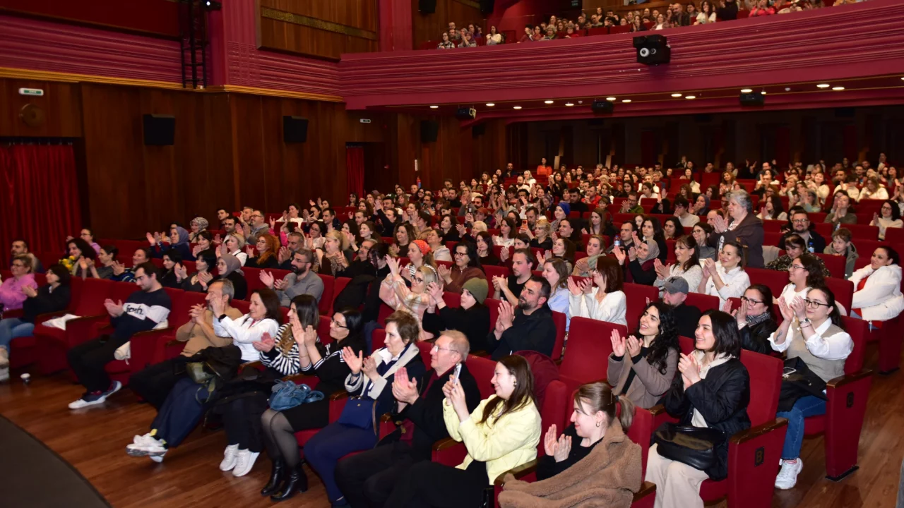 Ödüllü 'Yan Rol' Bursa'da ayakta alkışlandı 