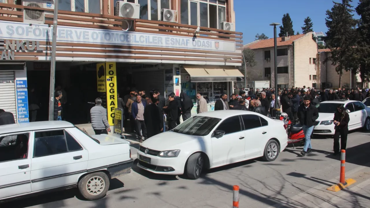 APP plaka sırası uzadık&ccedil;a uzuyor! Kuyruğun başı var sonu yok!
