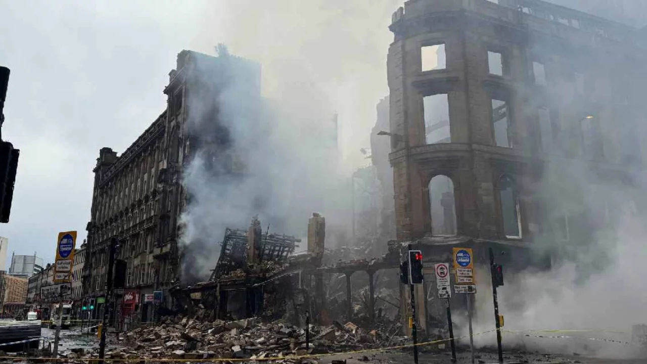 Günlük 70 bin yolcunun kullandığı tren istasyonunda yangın çıktı