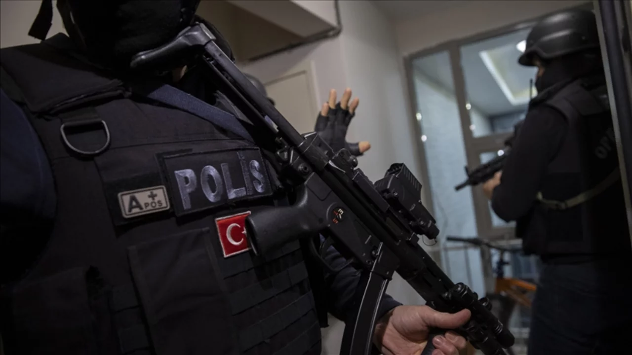 Kendilerini savcı ve polis olarak tanıtıp dolandırıcılık yapan şebeke çökertildi! 