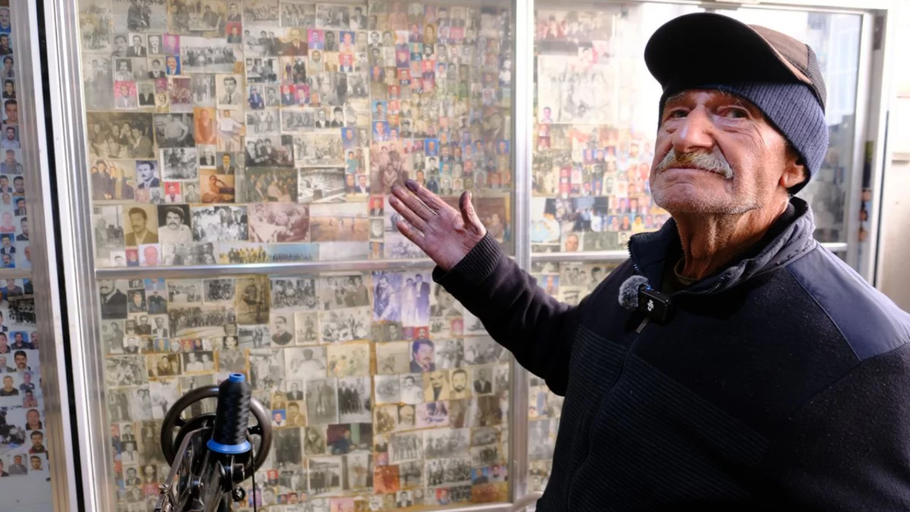 'Boyacı Hasgül' müşterilerden topladığı binlerce fotoğrafla ilçenin hafızası oldu