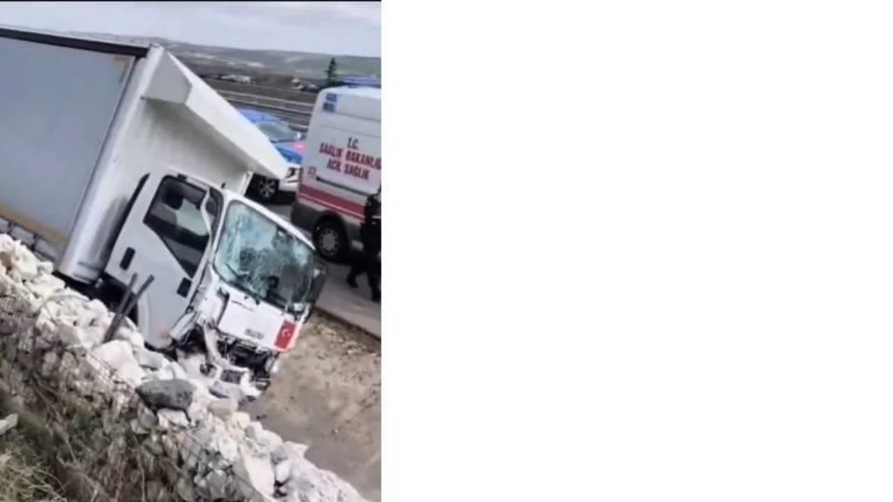 Kamyonuyla ref&uuml;je &ccedil;arptı hastaneye kaldırıldı: Kaza anı kamerada!