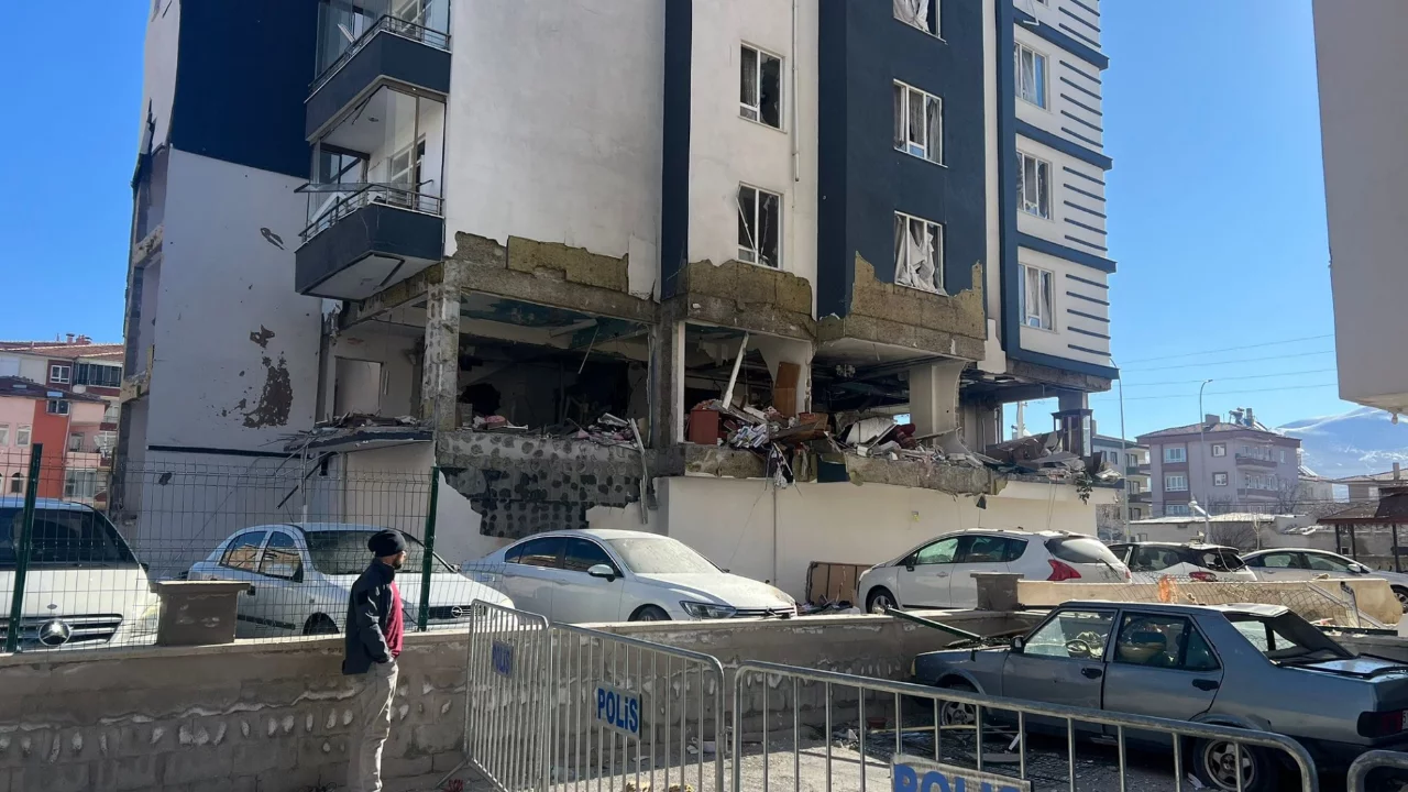 Doğalgaz patlamasında 16 kişi yaralanmıştı: Hasar g&uuml;n ağarınca ortaya &ccedil;ıktı