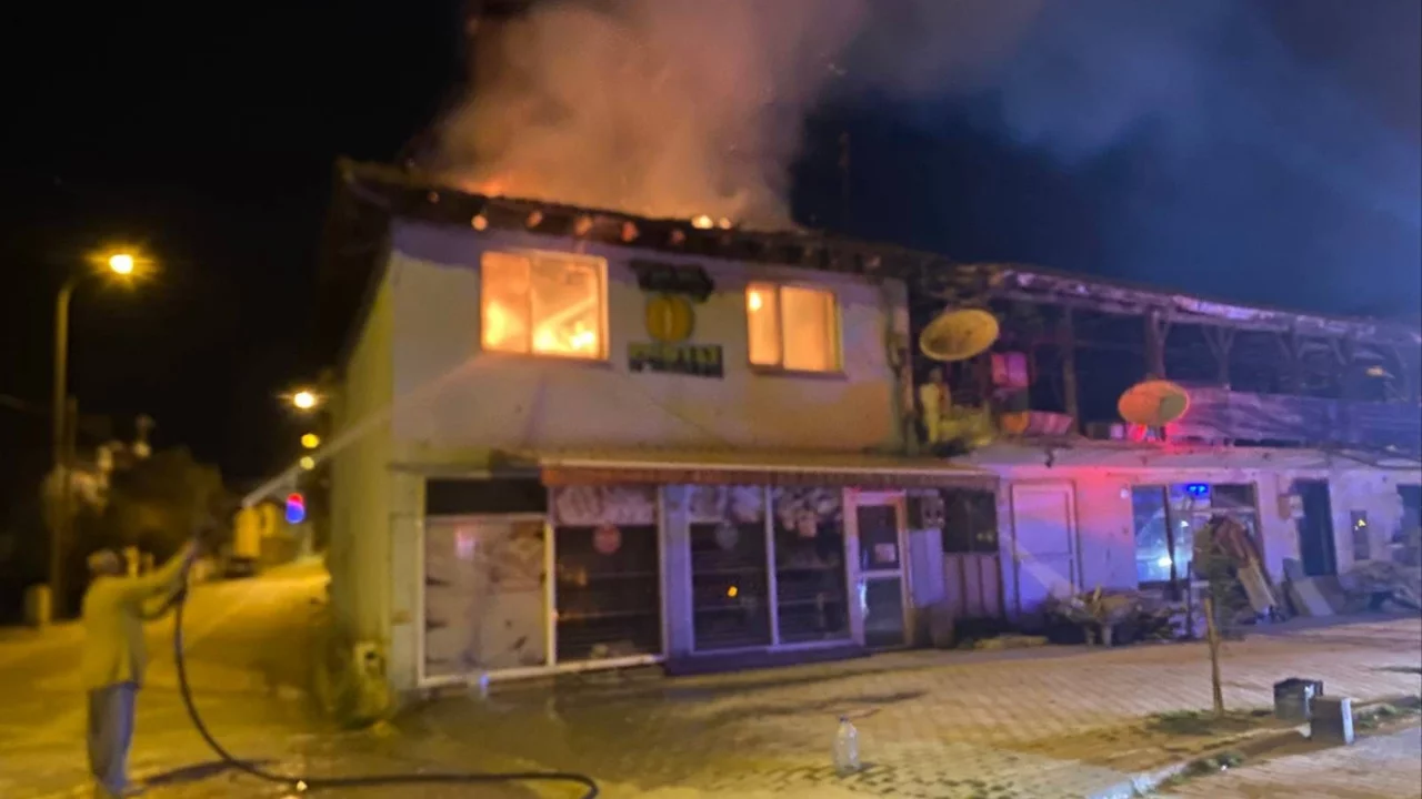 &Ccedil;ıkan yangın sonra ev kullanılamaz hale geldi