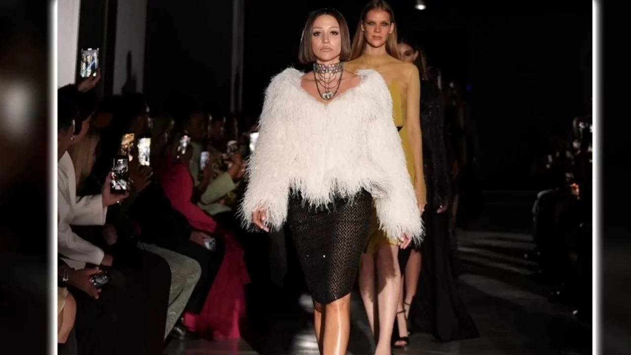  Müzikten mankenliğe: Şarkıcı Zeynep Bastık podyumda 