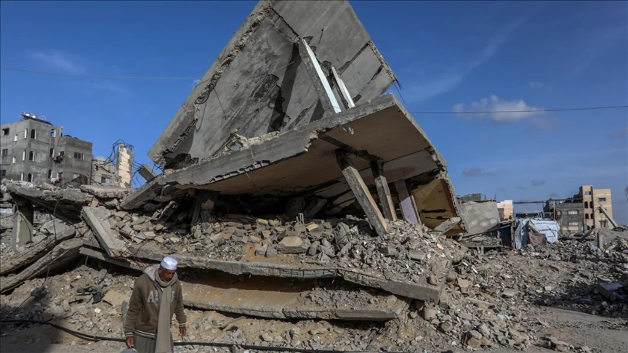 İsrail ordusu ateşkesi ihlal ederek Gazze Şeridi'nin çeşitli bölgelerini bombalamayı sürdürüyor