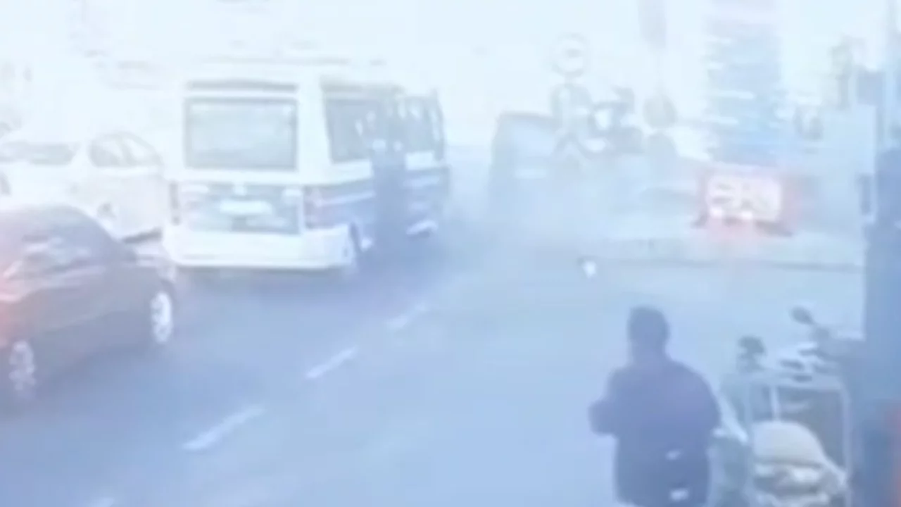 Duran araçların yanından geçmek istedi motosiklete çarptı! O anlar güvenlik kamerasında...