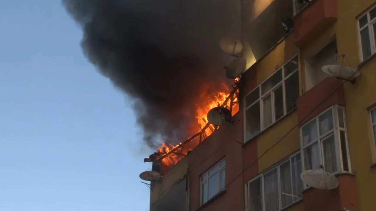 Esenler'de 4 katlı binanın &ccedil;atısı alev alev yandı