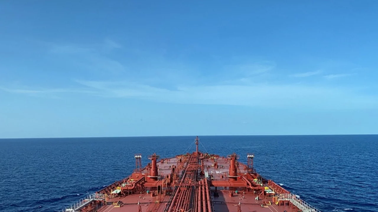 Hürmüz Boğazı'nda patlama meydana geldi