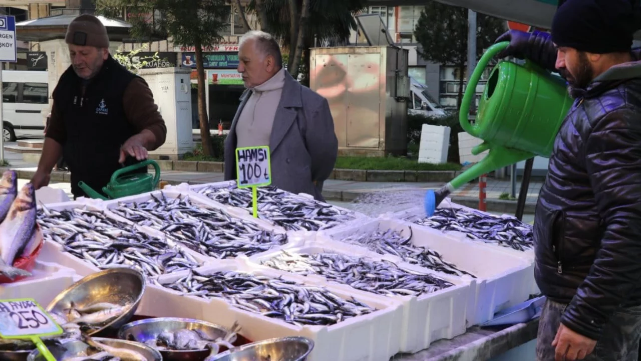Kilosu 100 liraya indi vatandaş bayram etti: Kapış kapış gitti