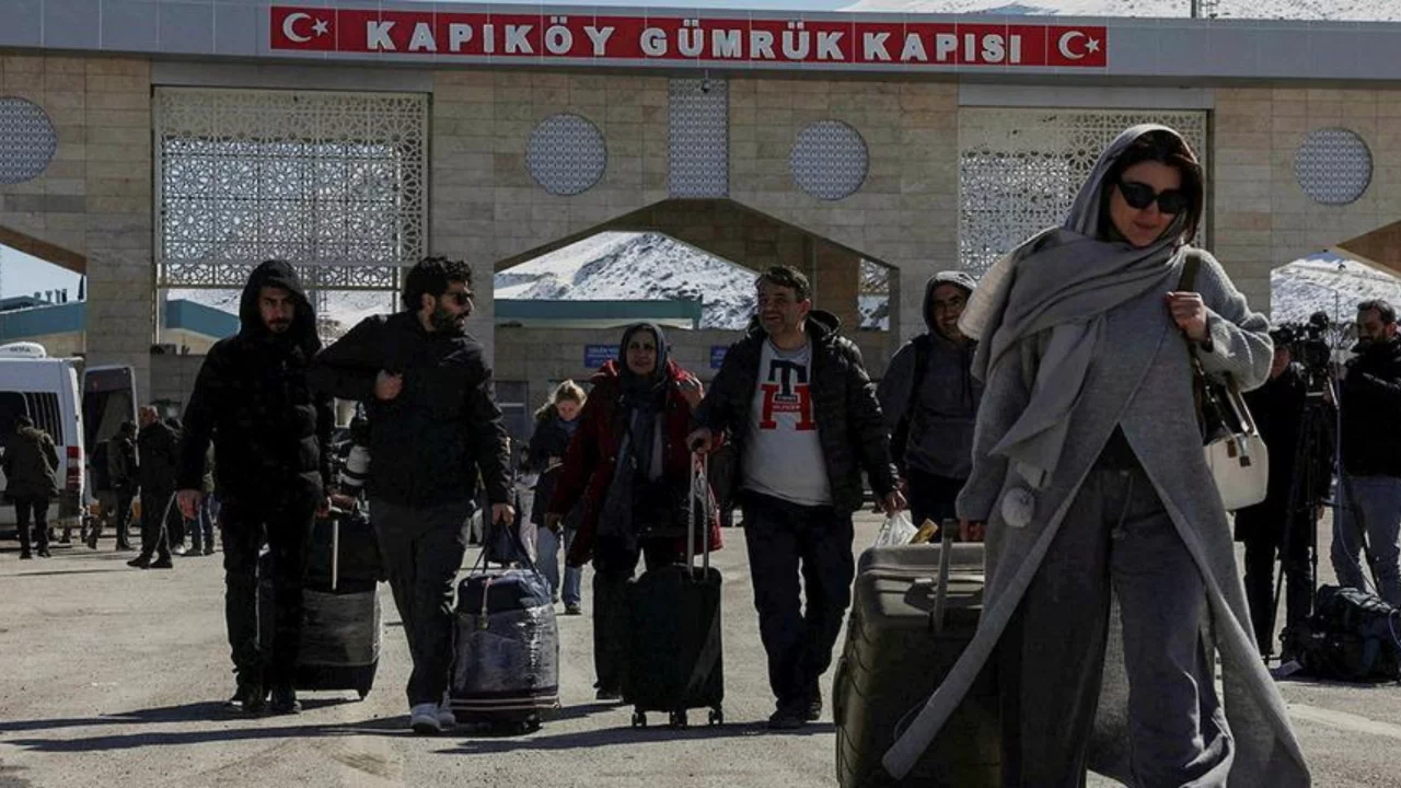 Sınır kapısında hareketli görüntüler! Yüz ifadeleri dikkat çekici...