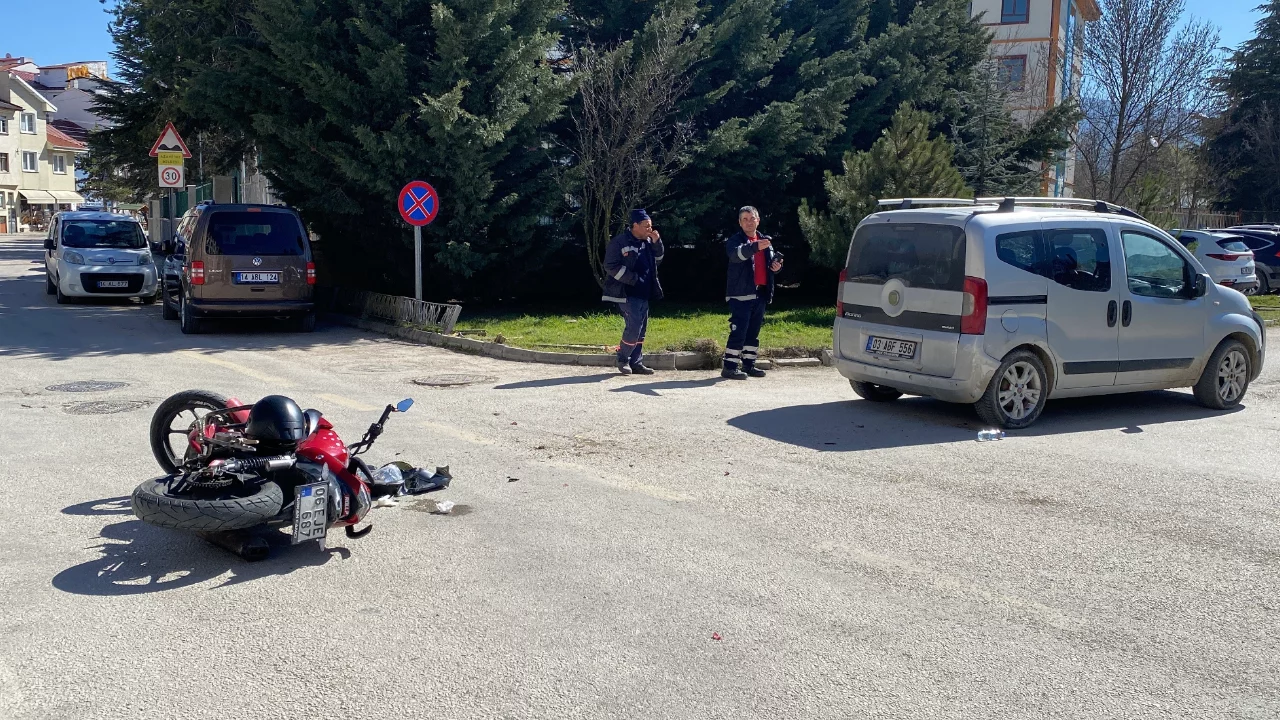 Bolu'da hafif ticari ara&ccedil; ile motosiklet &ccedil;arpıştı: 1 yaralı