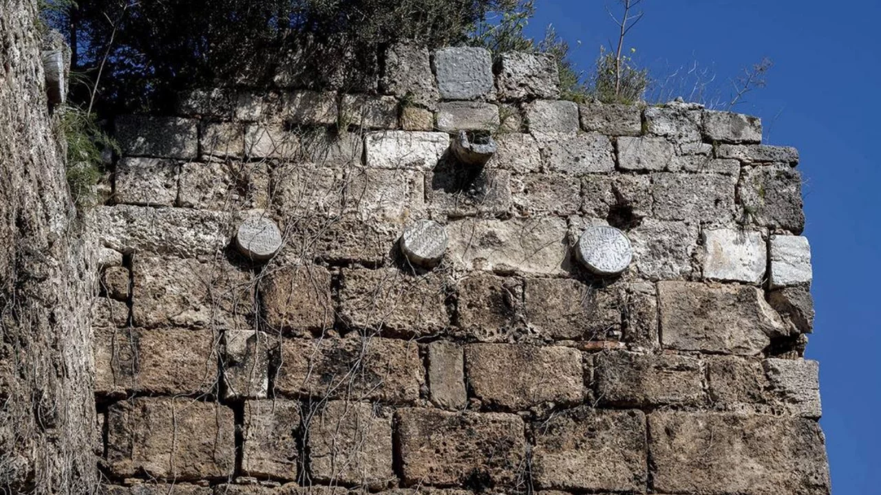 Kayıp olarak aranıyordu, duvarların arasından çıktı