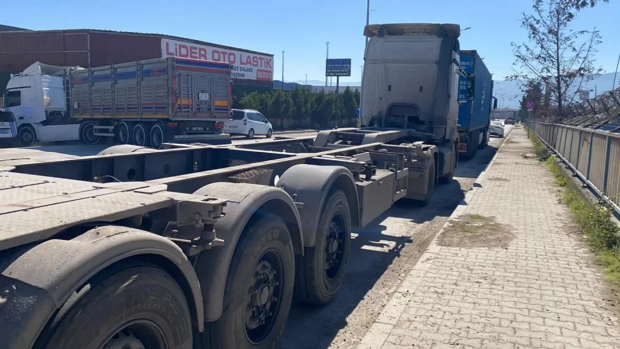 Kahreden ölüm! Sürücü iki tır arasında sıkıştı 