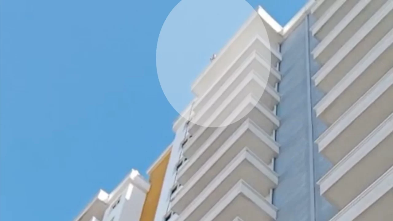 20 katlı binaya çıkan genci polis ikna etti